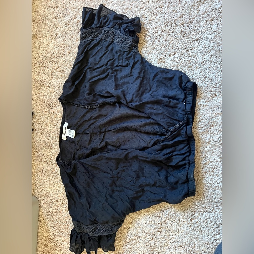 women’s black cropped shirt